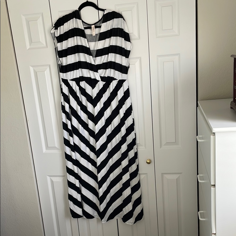 Mossimo Supply Co Black and White V-Neck Maxi Sundress